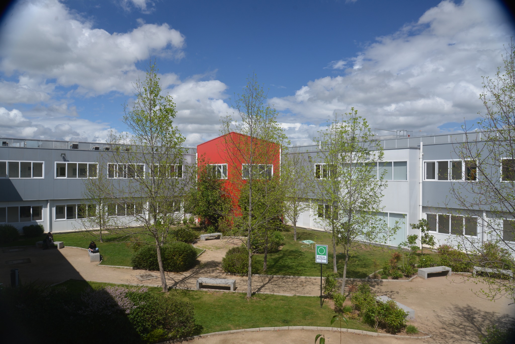 Vista de los edificios, jardines y patio del Campus Pehuenche de la Universidad de Talca.
