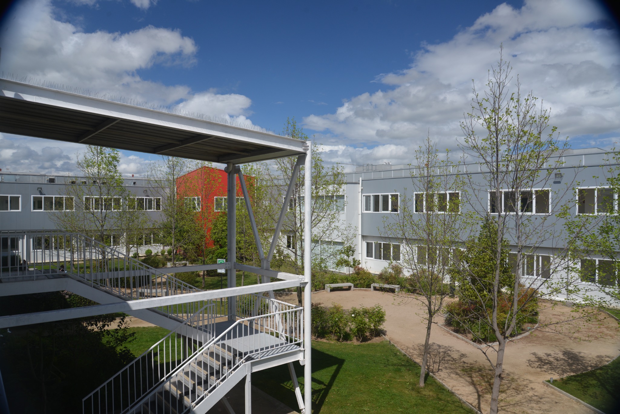Pasarelas, edificios y jardines del Campus Pehuenche.