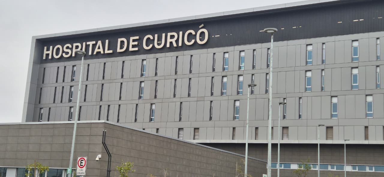 Fachada del Hospital de Curicó con su nombre visible.