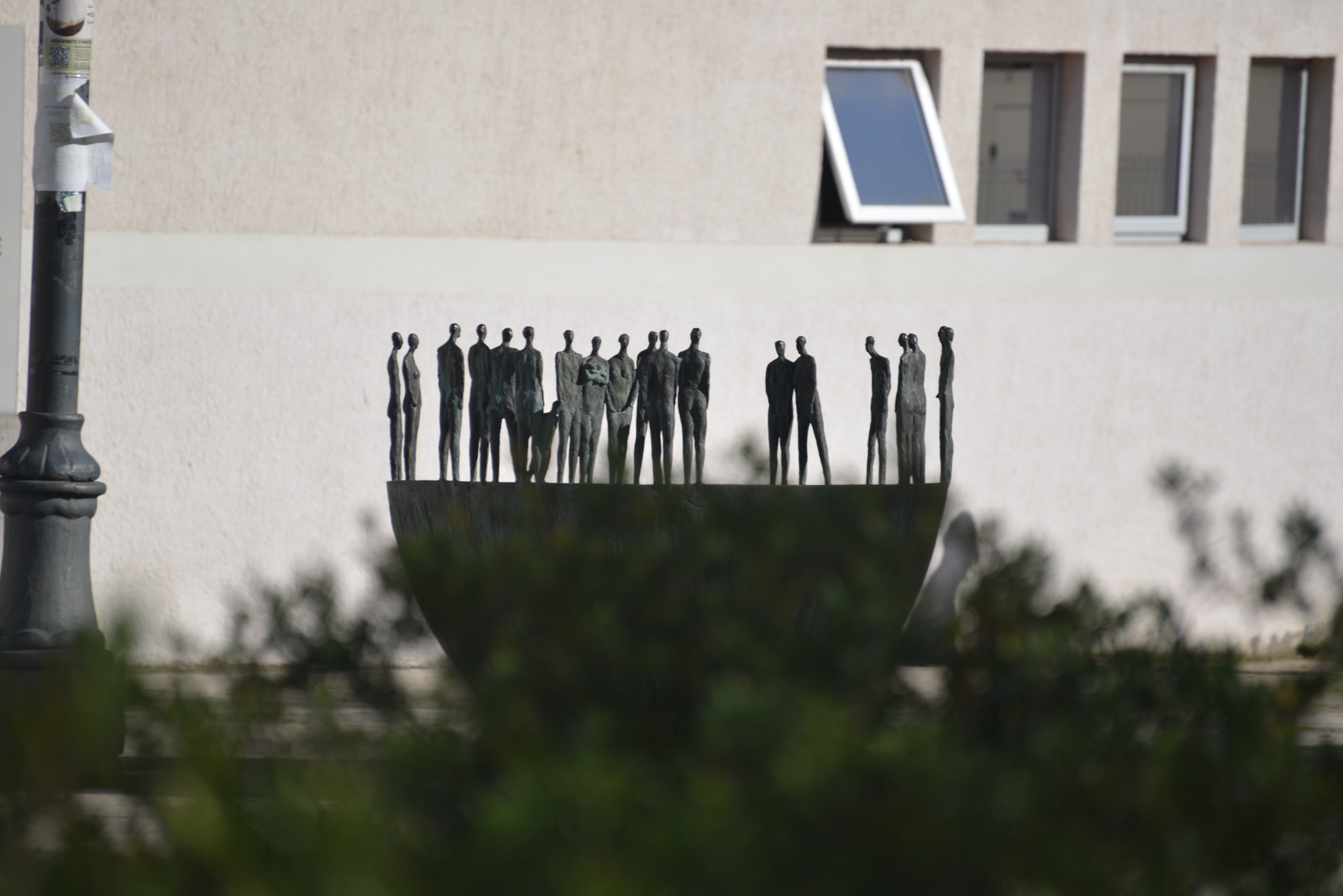 Escultura con figuras humanas en un espacio exterior de la Universidad de Talca.