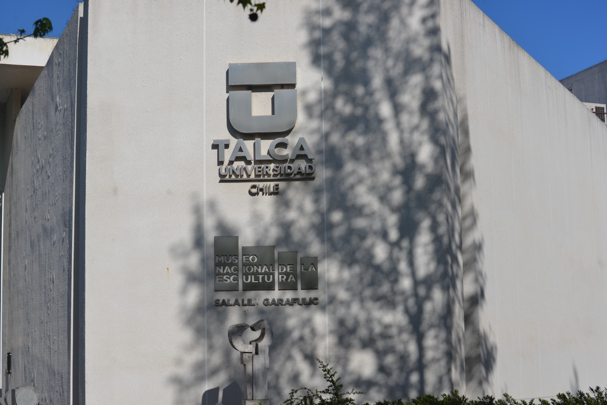 Fachada de la Universidad de Talca con su emblema y la identificación del Museo Nacional de la Escultura.